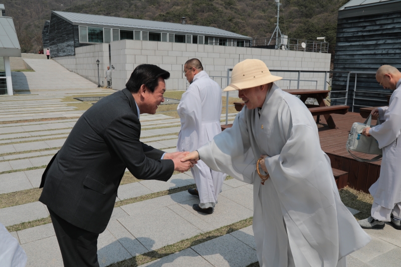 2017.04.13_한국문화연수원 공주시장 오시덕 예방 (1)